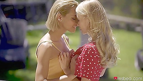 Sexy coupl timing elena a wild fucking on cam