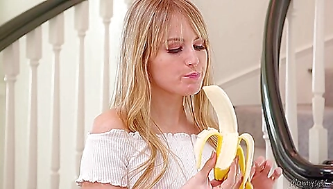 Spanish girl's pussy in a little fast