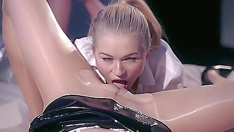 Two lesbian hotties get it on the bed